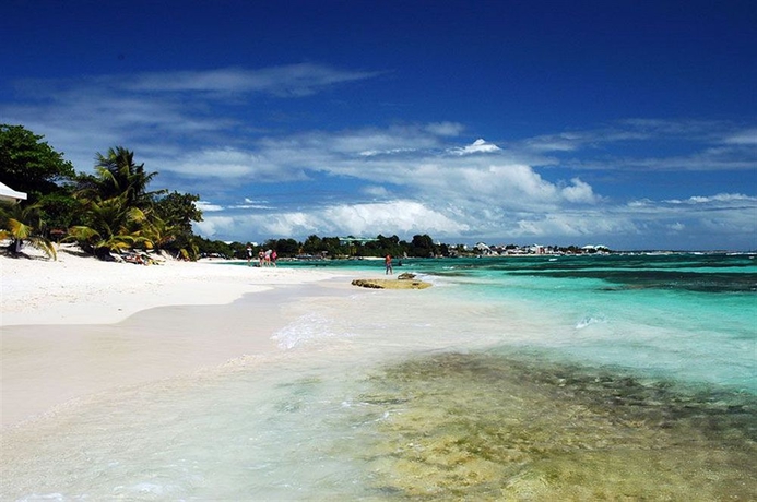 Imagen de los exteriores del Hotel Canella Beach. Foto 9