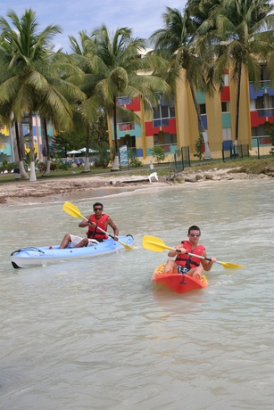 Imagen de los exteriores del Hotel Canella Beach. Foto 11