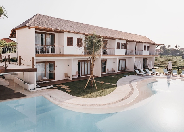 Imagen de la piscina del Hotel Canggu Village. Foto 17