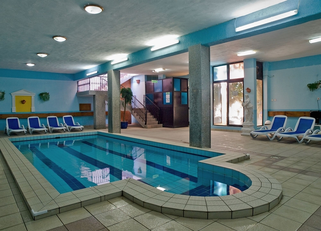 Imagen de la piscina del Hotel Canifor. Foto 12