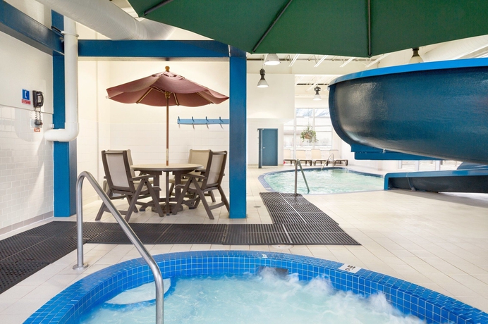 Imagen de la piscina del Hotel Canmore Inn and Suites. Foto 11
