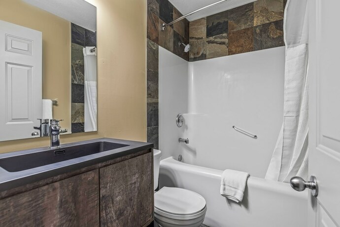 Imagen de la habitación del Hotel Canmore Rocky Mountain Inn. Foto 19