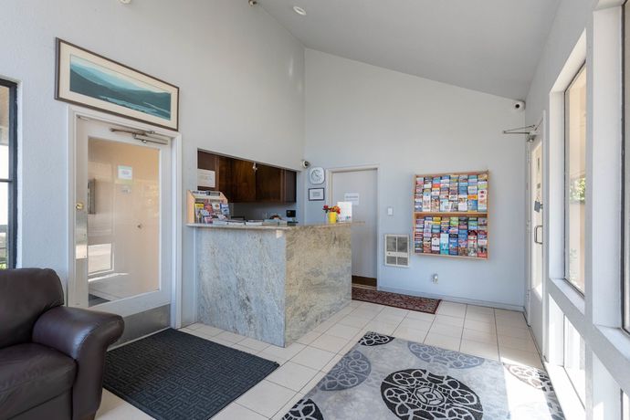 Imagen de los interiores del Hotel Cannery Row Inn. Foto 19