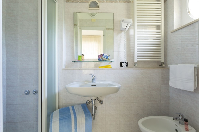 Imagen de la habitación del Hotel Cannes Riccione. Foto 16