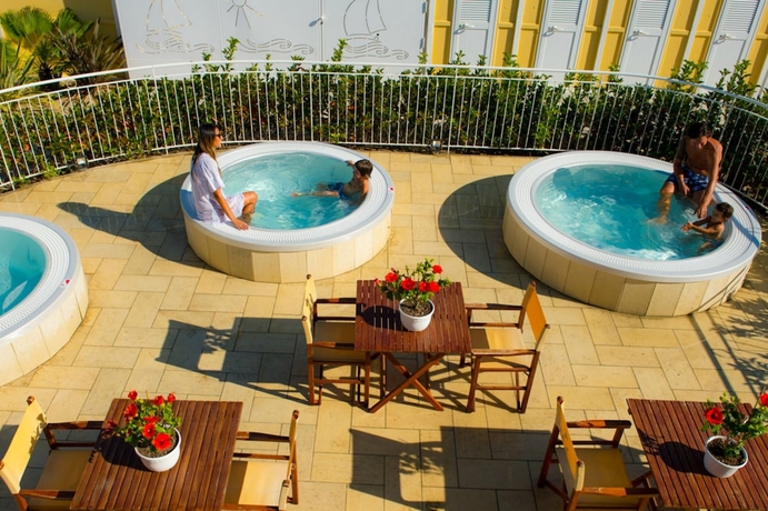 Imagen de la piscina del Hotel Cannes Riccione. Foto 19