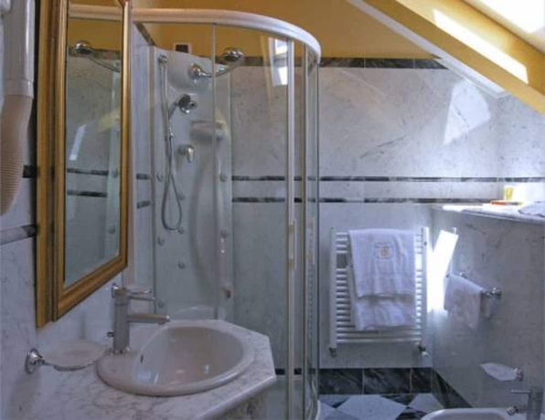 Imagen de la habitación del Hotel Cannobio. Foto 15