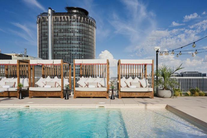 Imagen de la piscina del Hotel Canopy By Hilton Madrid Castellana. Foto 26