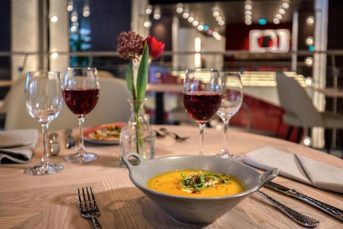 Imagen del bar/restaurante del Hotel Canopy By Hilton Madrid Castellana. Foto 4