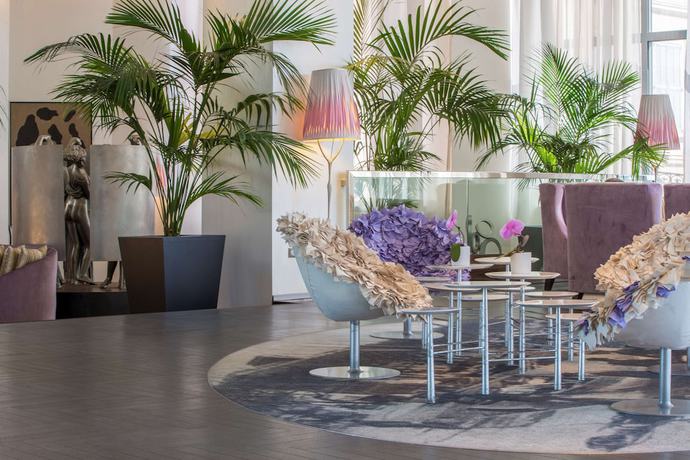 Imagen de los interiores del Hotel Canopy by Hilton Cannes. Foto 7