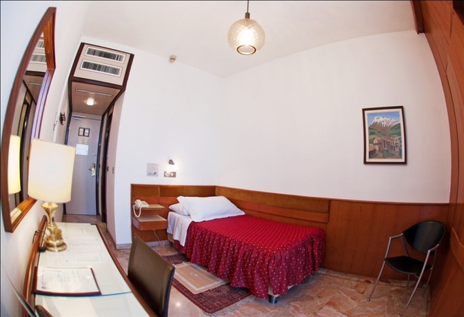 Imagen de la habitación del Hotel Canova, Milán. Foto 2