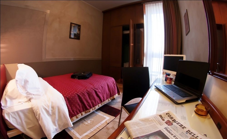 Imagen de la habitación del Hotel Canova, Milán. Foto 5