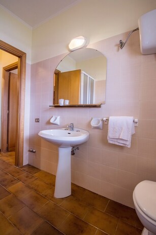 Imagen de la habitación del Hotel Cantalodole. Foto 10