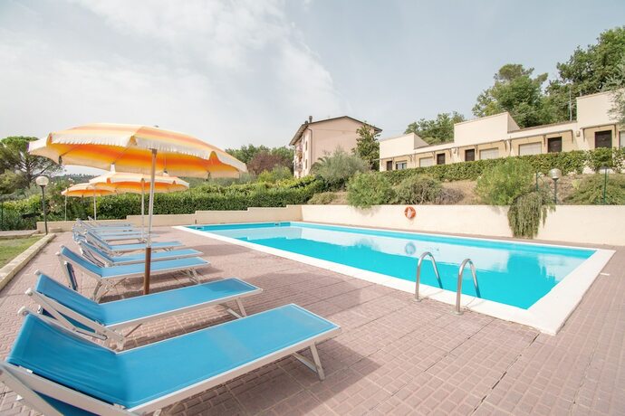 Imagen de la piscina del Hotel Cantalodole. Foto 19