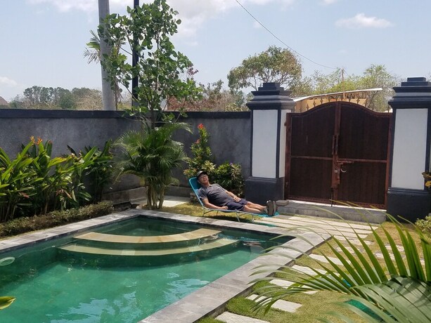 Imagen de la piscina del Hotel Cantika Guest House. Foto 27