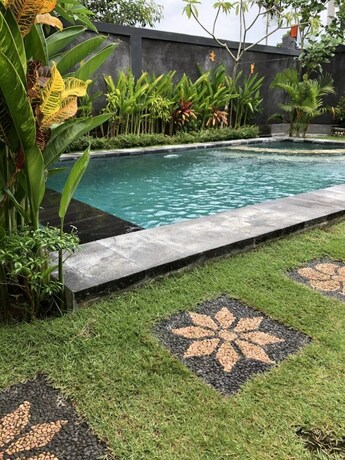 Imagen de la piscina del Hotel Cantika Guest House. Foto 29