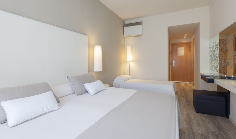 Imagen de la habitación del Hotel Canyelles Platja. Foto 2