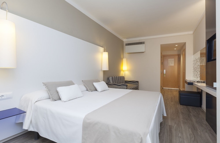 Imagen de la habitación del Hotel Canyelles Platja. Foto 4