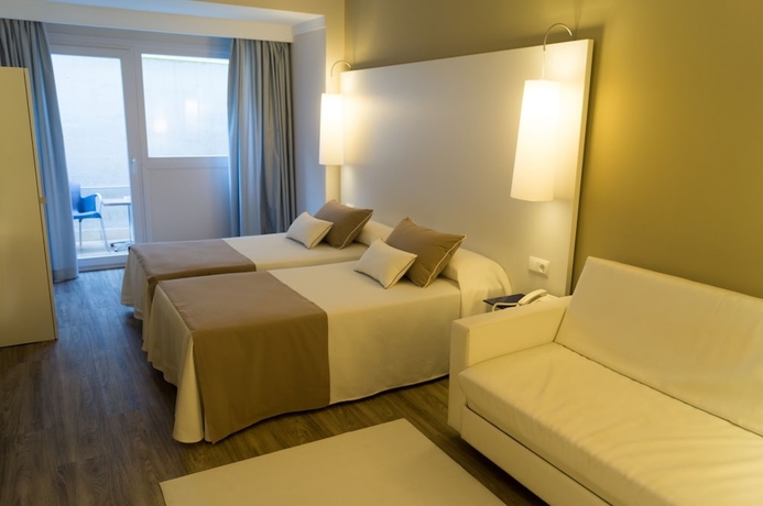 Imagen de la habitación del Hotel Canyelles Platja. Foto 5