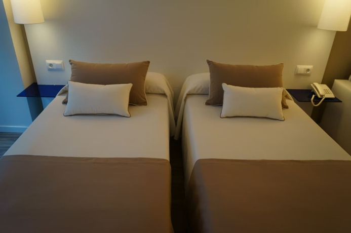 Imagen de la habitación del Hotel Canyelles Platja. Foto 6