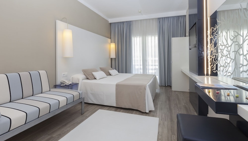 Imagen de la habitación del Hotel Canyelles Platja. Foto 7