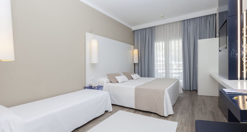 Imagen de la habitación del Hotel Canyelles Platja. Foto 8