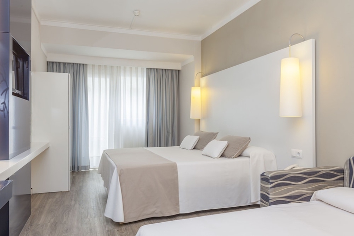 Imagen de la habitación del Hotel Canyelles Platja. Foto 9