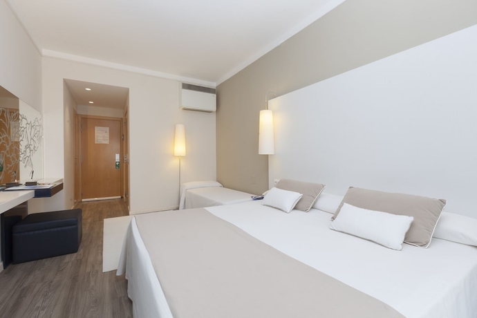 Imagen de la habitación del Hotel Canyelles Platja. Foto 12