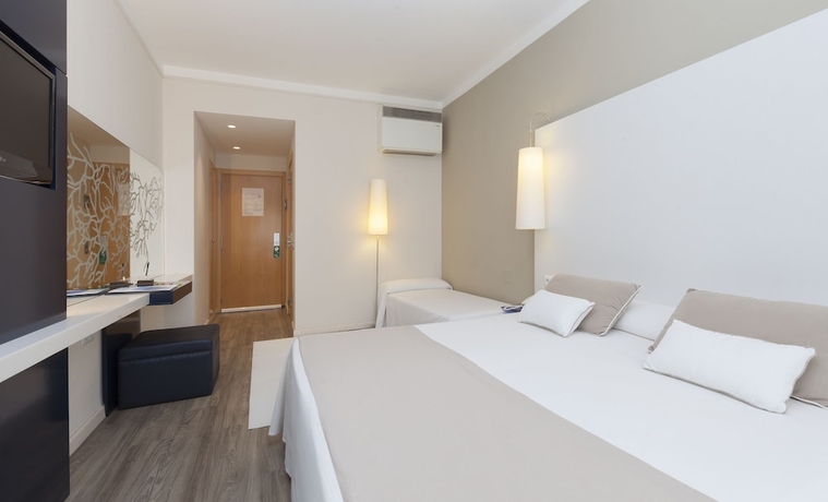 Imagen de la habitación del Hotel Canyelles Platja. Foto 13