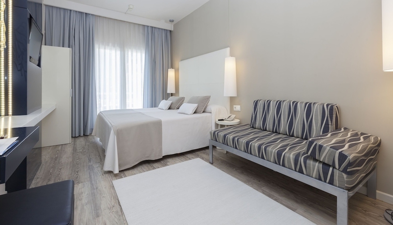 Imagen de la habitación del Hotel Canyelles Platja. Foto 15