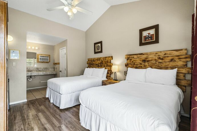 Imagen de la habitación del Hotel Canyon Lake Cabins and Event Center. Foto 14