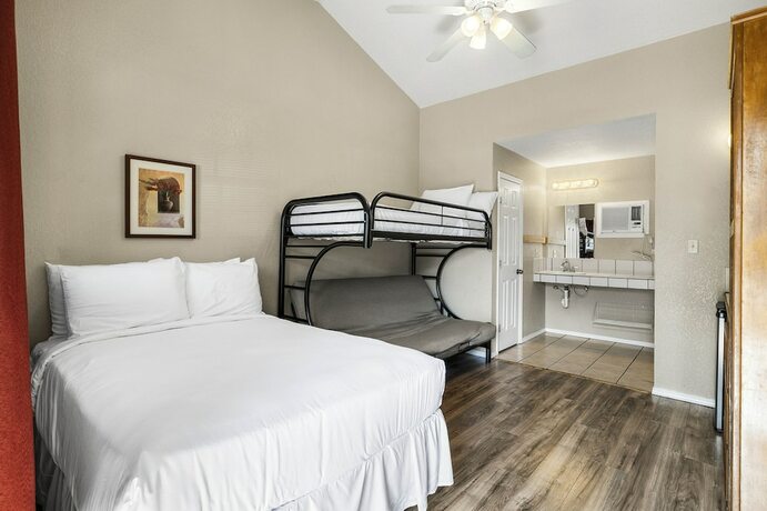 Imagen de la habitación del Hotel Canyon Lake Cabins and Event Center. Foto 16