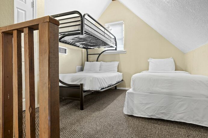 Imagen de la habitación del Hotel Canyon Lake Cabins and Event Center. Foto 17