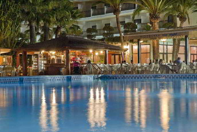 Imagen de la piscina del Hotel Cap Negret. Foto 19