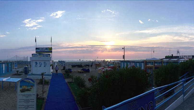 Imagen de los exteriores del Hotel Capinera, Rimini. Foto 17