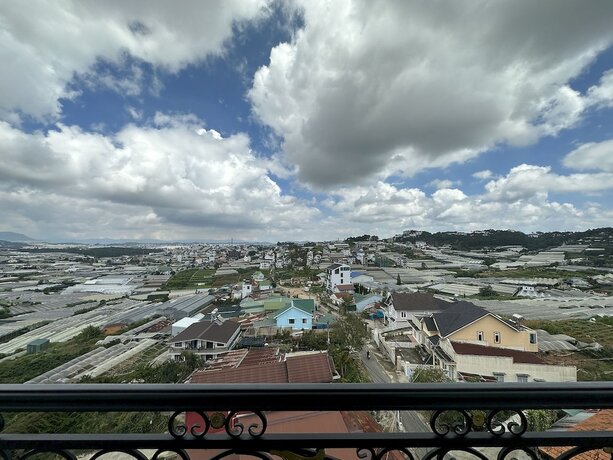 Imagen de la habitación del Hotel Capital O 1208 Phong Van Villa. Foto 18