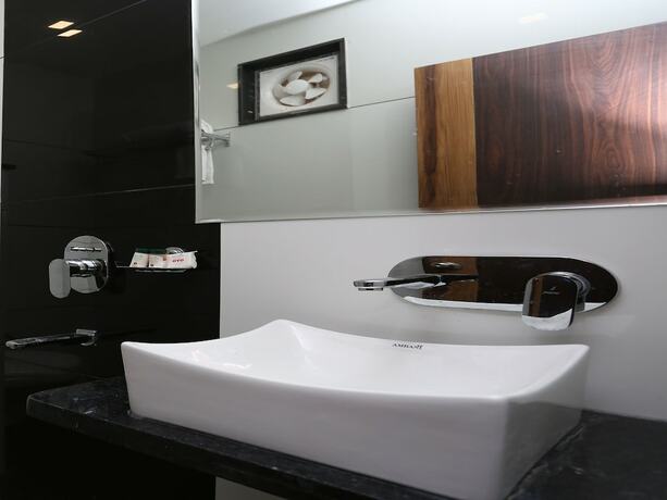 Imagen de la habitación del Hotel Capital O 12341 Madhuram Landmark. Foto 2