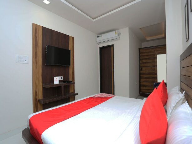 Imagen de la habitación del Hotel Capital O 12341 Madhuram Landmark. Foto 6