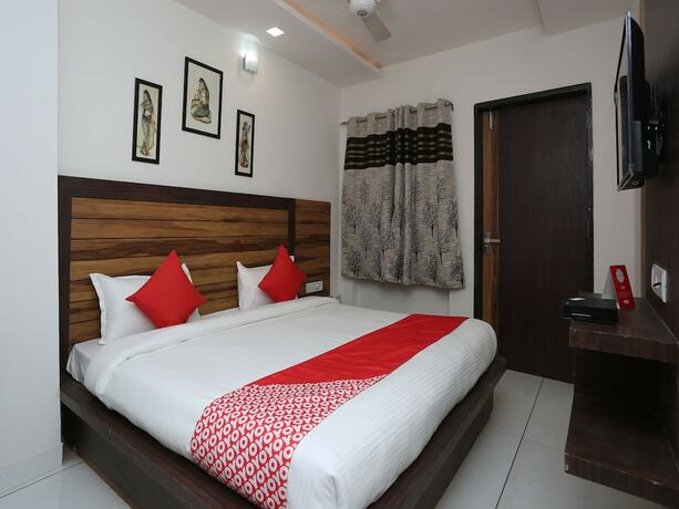 Imagen de la habitación del Hotel Capital O 12341 Madhuram Landmark. Foto 9