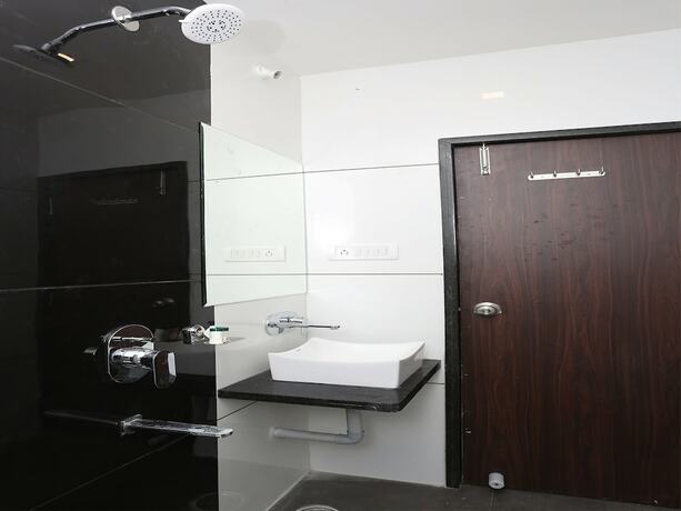 Imagen de la habitación del Hotel Capital O 12341 Madhuram Landmark. Foto 11