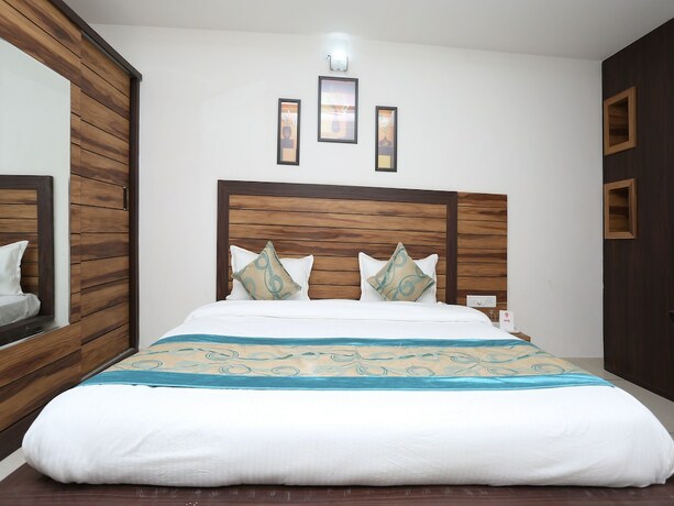 Imagen de la habitación del Hotel Capital O 12341 Madhuram Landmark. Foto 15