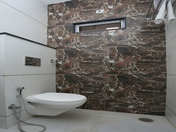 Imagen de la habitación del Hotel Capital O 12341 Madhuram Landmark. Foto 16