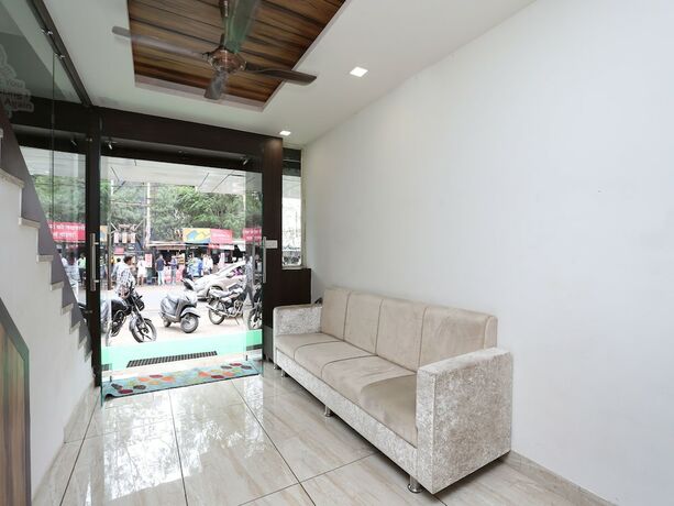 Imagen de los interiores del Hotel Capital O 12341 Madhuram Landmark. Foto 18