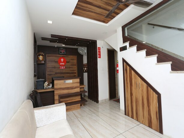 Imagen de los interiores del Hotel Capital O 12341 Madhuram Landmark. Foto 20