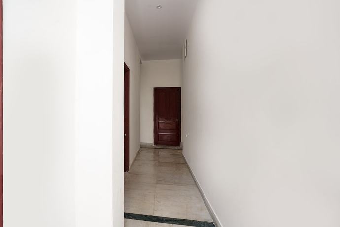 Imagen de los interiores del Hotel Capital O 15141 Townvilla Guest House. Foto 17