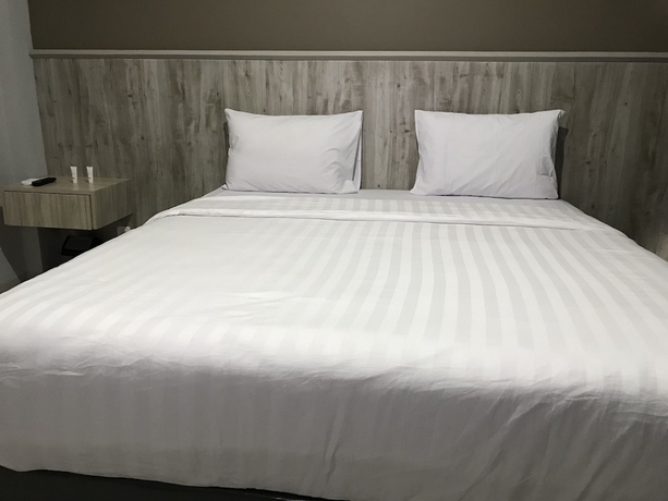 Imagen de la habitación del Hotel Capital O 1898 Louise Place. Foto 3