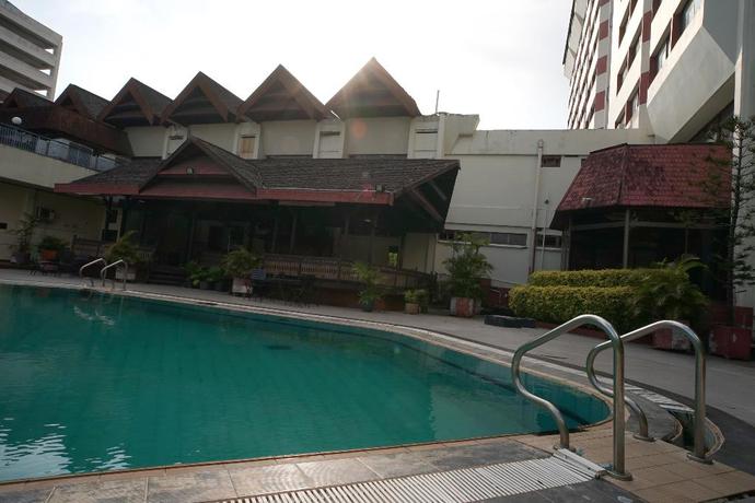 Imagen de la piscina del Hotel Capital O 1963 The New Benakutai. Foto 11
