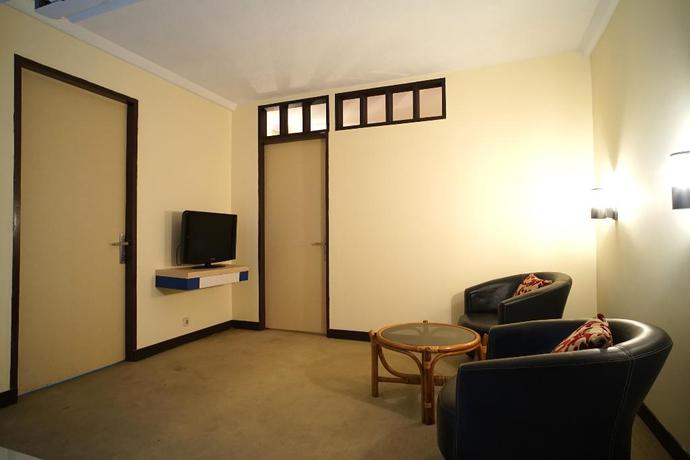 Imagen de la habitación del Hotel Capital O 1963 The New Benakutai. Foto 1