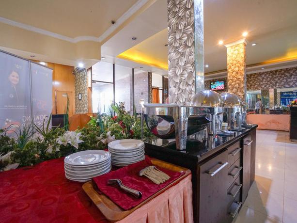 Imagen del bar/restaurante del Hotel Capital O 2064 Kartika Sriwijaya Hotel. Foto 1