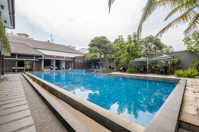 Imagen de la piscina del Hotel Capital O 2239 Hotel Endah Parahyangan. Foto 17