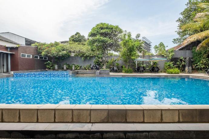 Imagen de la piscina del Hotel Capital O 2239 Hotel Endah Parahyangan. Foto 18